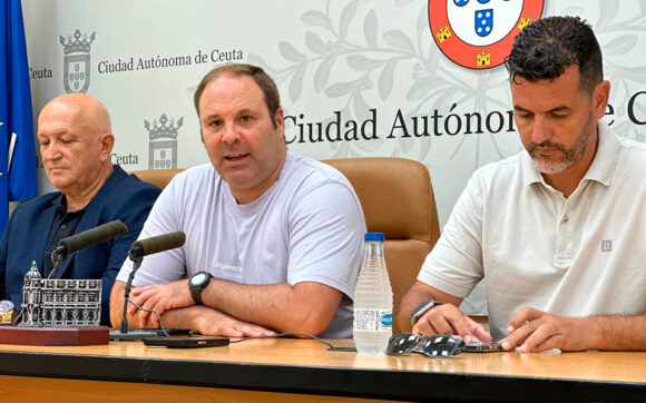 Un momento de la rueda de prensa celebrada este martes en el Palacio de la Asamblea