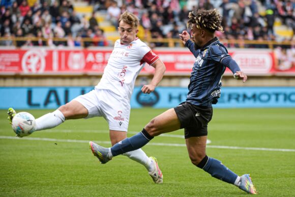 Konrad provocó el penalti de la victoria caballa en la primera vuelta en el Reino de León 