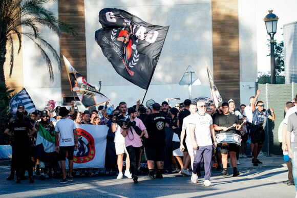 Aficionados del Ceuta, en el recibimiento a su equipo antes del partido contra el Éibar