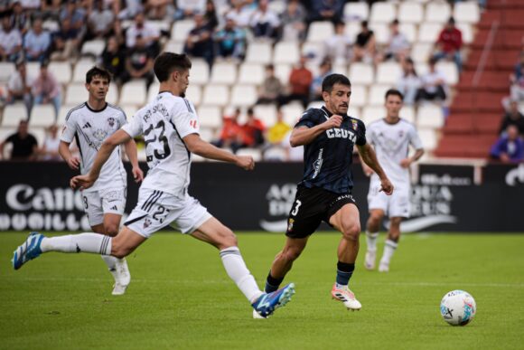 Matos, y la defensa en general, fue de lo mejor del Ceuta. / FOTO ADC