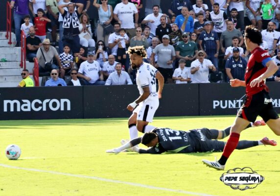 Konrad, en el momento de hacer su primer gol con el Ceuta.