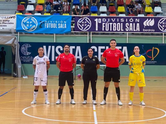 Las capitanas de Camoens y Alcorcón, junto al equipo arbitral 