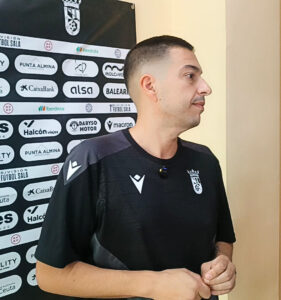 El técnico, este jueves en rueda de prensa. / FOTO D. Vicente