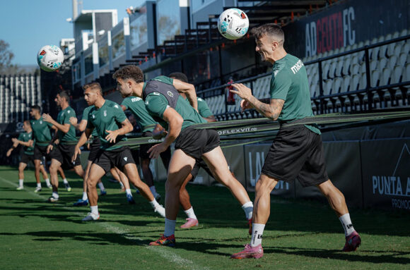 Imagen del entrenamiento del Ceuta este jueves en el Murube