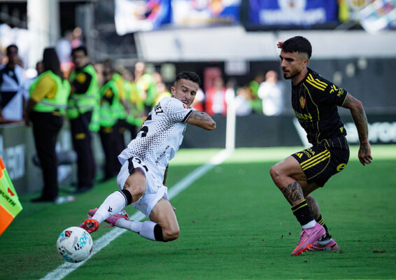 Salvi Sánchez intenta alcanzar un balón en el partido contra el Zaragoza, que también se jugó a las 14:00 horas en el Murube