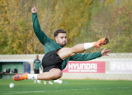 Espectacular remate de Marcos Fernández en el entrenamiento del Ceuta este viernes en León 