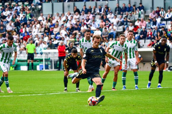 Pablo García, de penalti, marcó el definitivo empate a tres en el último Córdoba-Ceuta 