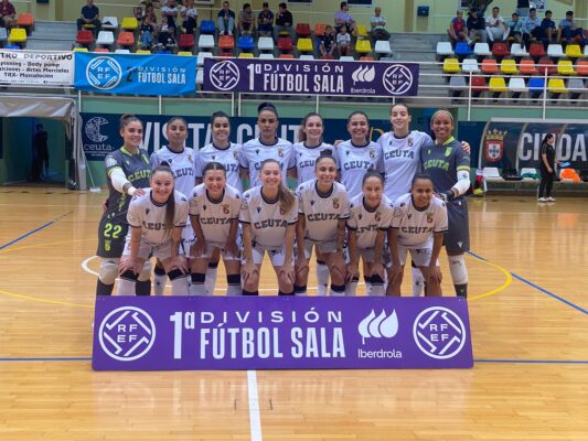 Formación del Ceuta Femenino, este sábado en el Guillermo Molina 📷 Rafa Peña