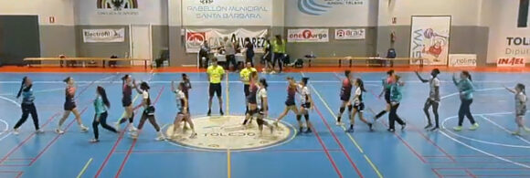 Las jugadoras del Casa Álvarez Imperial y el Estudiantes se saludan antes del comienzo del partido 