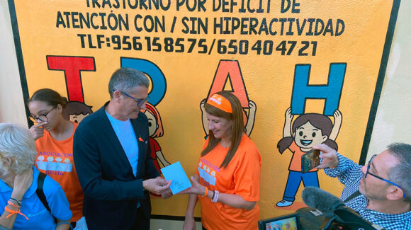 García Gaona, haciendo entrega del donativo a la Asociación TDAH Ceuta