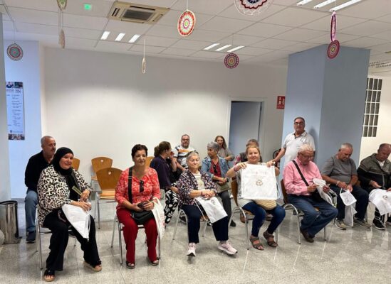 Varios mayores, con las mochilas entregadas por la Fundación AD Ceuta 