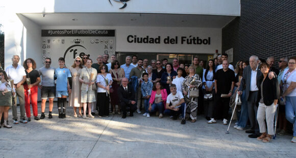 Foto de los familiares de las personas homenajeadas este jueves por la RFFCE 