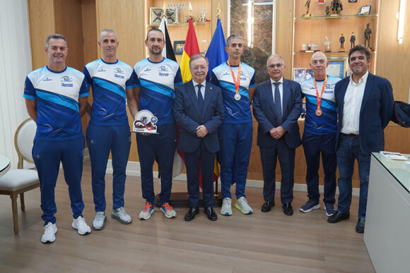 Juan Vivas, junto a los integrantes del CD San Urbano 