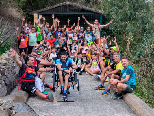 Foto de familia de los jóvenes senderistas en el Parque de San Amaro