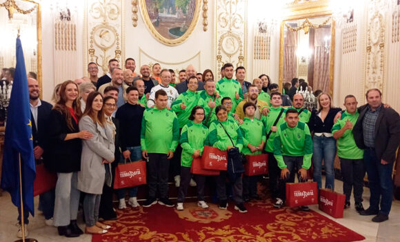 Foto de familia del presidente Vivas con los integrantes de la AD Ceuta Genuine 