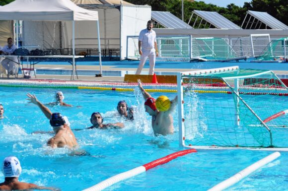 Un lance del partido disputado en la piscina del Tenerife Echeyde