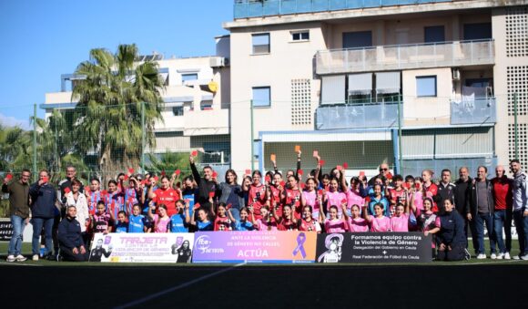 Foto de familia de los participantes en el acto celebrado en el campo 'Emilio Cózar'