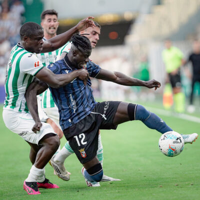 Obeng disputa un balón con Fomeyem, en el Córdoba-Ceuta del domingo 