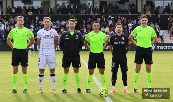 Alejandro Morilla y su equipo arbitral, junto a los capitanes de Ceuta y Almería 