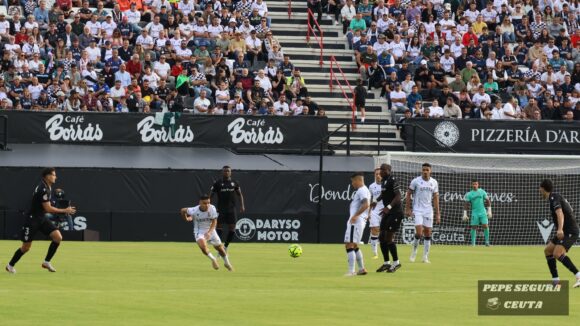 Otro lance del primer tiempo disputado en el estadio Alfonso Murube 