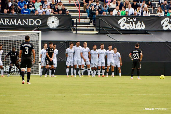 Embarba se dispone a lanzar la falta que supuso el empate a uno en el Ceuta-Almería