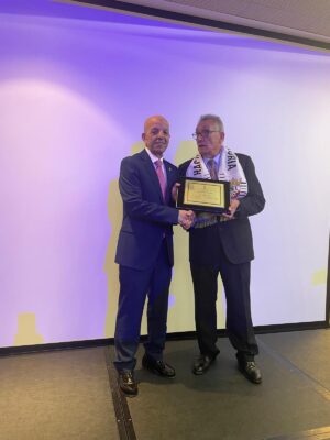 Rafael Corral, presidente de la Casa de Ceuta en Barcelona, entrega el galardón a Mohamed Chaib