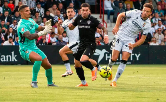 Embarba, entre Guille Vallejo y Yago Cantero, en la primera parte del Ceuta-Almería 