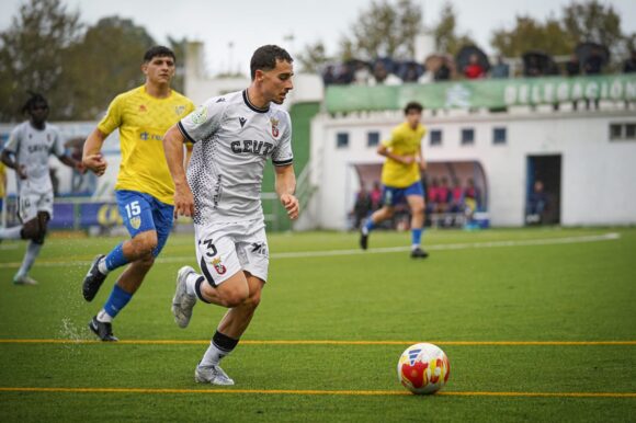 El jugador del Ceuta B Amandi, perseguido por un rival