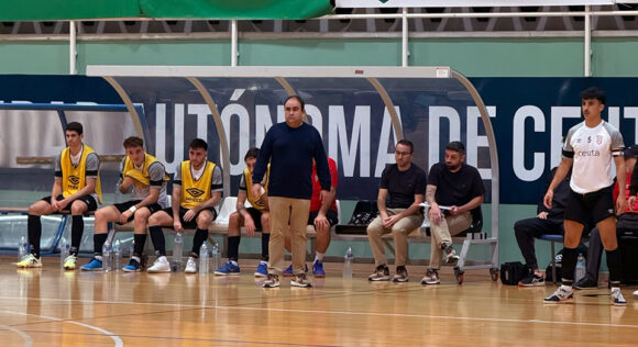 Morenín, dirigiendo a su equipo desde el baquillo