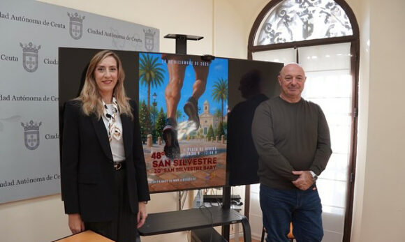 Araceli García y Nicola Cecchi, junto al cartel de la San Silvestre 2025 