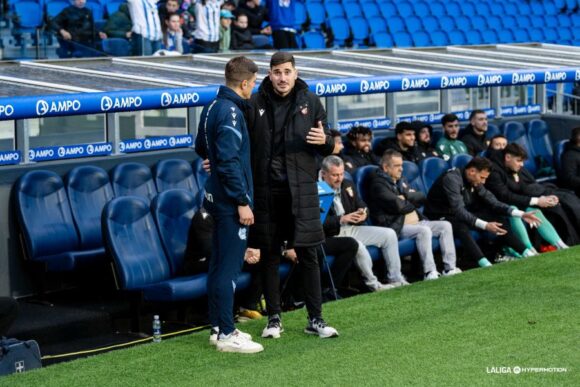 Sánchez Poveda, saludando a Jon Gorrotxategi antes del Real B-Ceuta del pasado domingo