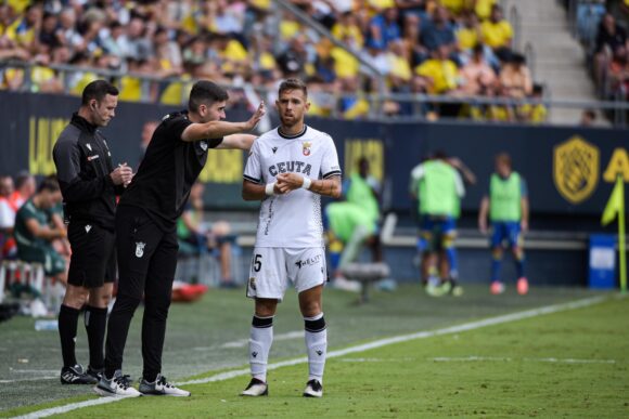 El segundo entrenador del Ceuta da instrucciones a Diego González en el Nuevo Mirandilla 