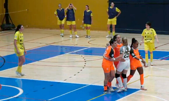 Las jugadoras del Camoens celebran el gol del empate a uno en Martos 