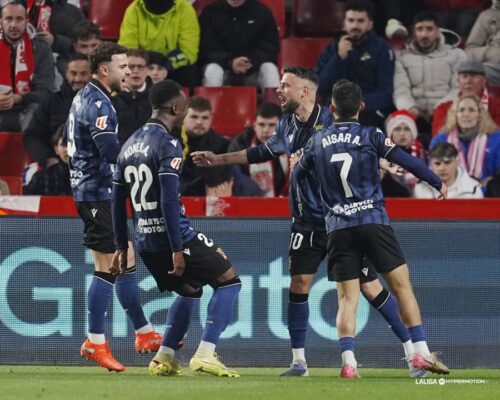 Jugadores del Ceuta celebran el golazo de Cristian Rodríguez en Granada 