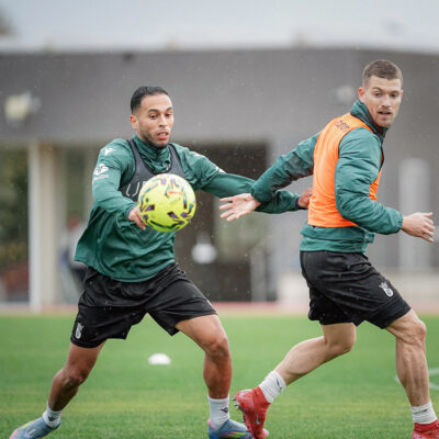 Anuar Tuhami (i) es alta en el Ceuta tras cumplir partido de sanción 