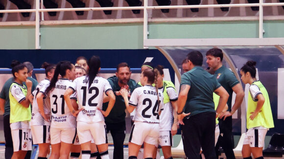 Taconi, dando instrucciones a sus jugadoras durante un tiempo muerto 