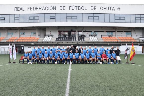 Foto de familia de los partiicpantes en la actividad Walking Football de la RFFCE 