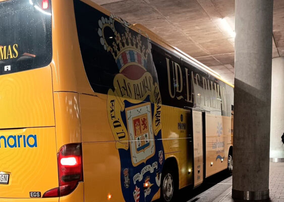 El autobús de las UD Las Plamas, en el aeropuerto de Gran Canaria