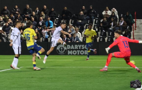 Un golazo de Matos -el cuarto esta temporada- le ha dado un punto al Ceuta frente a la UD Las Palmas