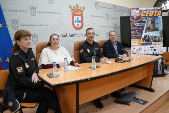 Un momento de la rueda de prensa celebrada este martes en el Palacio de la Asamblea