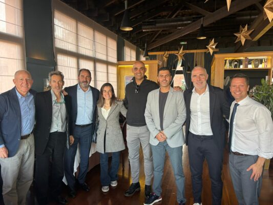 Harrús -tercero por la derecha-, durante el homenaje a los primeros ganadores de la Copa Davis