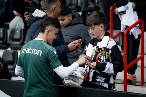 Aisar Ahmed, junto a un joven aficionado caballa 