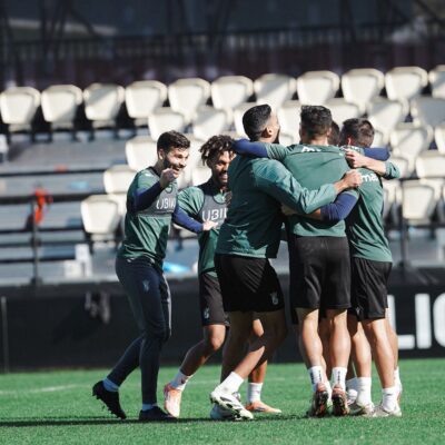 Jugadores del Ceuta celebran un gol durante un entrenamiento