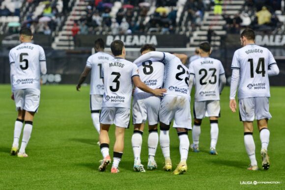 Los jugadores del Ceuta celebran uno de sus goles contra el Andorra