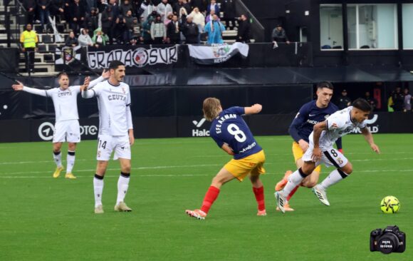 Kuki Zalazar se cuela entre dos jugadores del Andorra