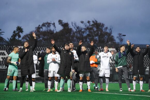 Jugadores de la AD Ceuta celebran con su afición el último triunfo sobre el Andorra 