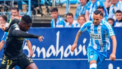 Uche avanza con el balón perseguido por el malaguista Manu Molina en el último Málaga-Ceuta en La Rosaleda