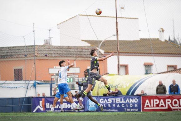 Danil Ankudinov disputa un balón aéreo con el local Páez