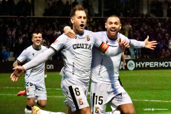 Carlos Hernández, abrazado por Diego Gonzaléz, tras anotar el 2-0 ante el Andorra